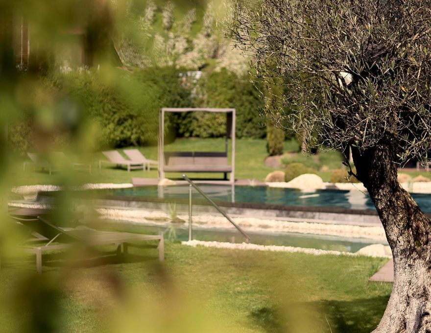 Hotelgarten mit Himmelbett und Infinity Pool im Hotel Anderlahn